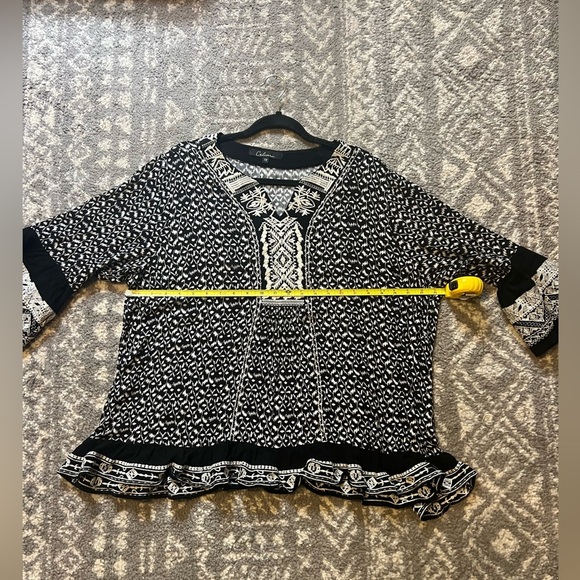 Black and White flowy Sleeve boho Tunic size 1X (SKU D-307) - Picture 6 of 7